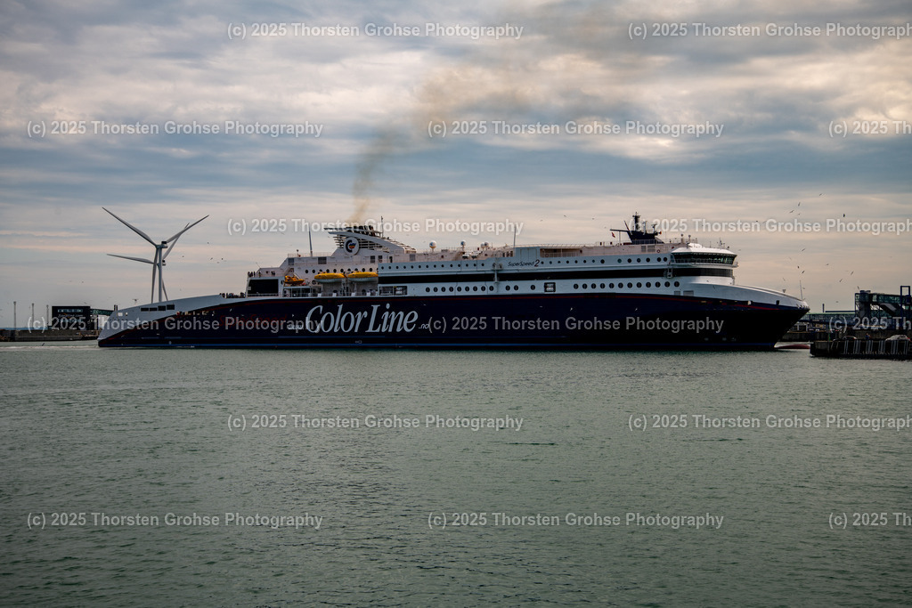 Color Line Super Speed 2 in Hirtshals, Denmark June 2023 | The Color Line Super Speed 2 leaving the port of Hirtshals Denmark for Larvik Norway. Die Color Line Super Speed 2 beim Auslaufen im Hafen von Hirtshals Dänemark mit Ziel Larvik Norwegen.  - Realisiert mit Pictrs.com