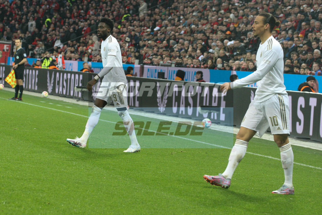 Bayer 04 Leverkusen - FC Bayern München | Alphonso Davies (links) und Leroy Sane - © Sportfoto-Sale (MK) - Realisiert mit Pictrs.com