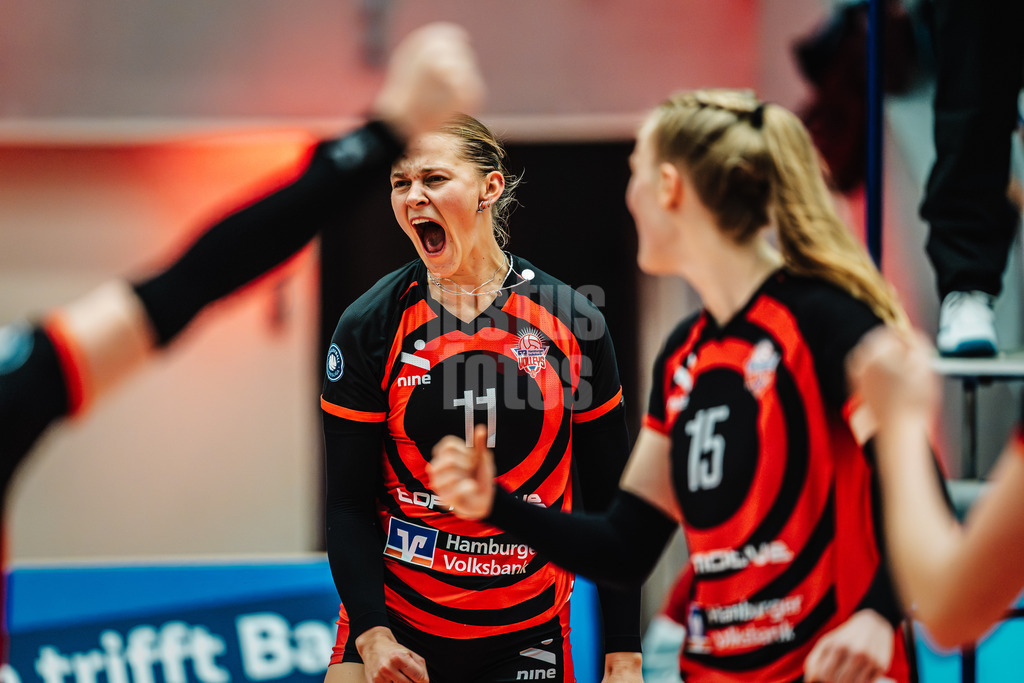 Volleyball | Frauen | Saison 2025/2026 | Volleyball Bundesliga | ETV Hamburger Volksbank Volleys vs. Dresdner SC | 15.11.2025 | Svea Frobel (#11, ETV Hamburger Volksbank Volleys) jubelt