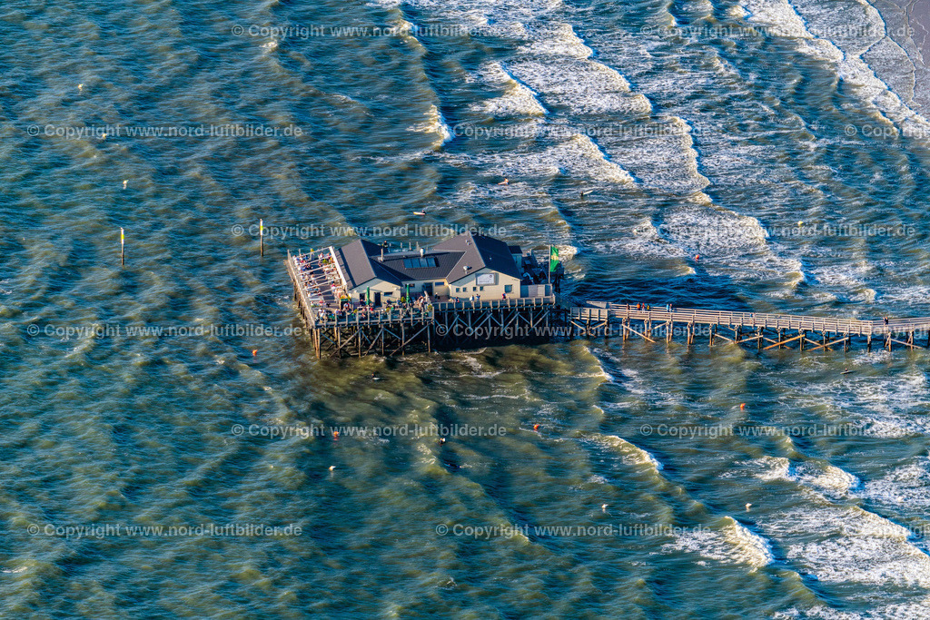 els_stpeterording_gaststaette_54els_3696060822 | SANKT PETER-ORDING 06.08.2022 Sandstrand- Landschaft an der Nordseeküste mit der Gaststätte - Restaurant in Sankt Peter-Ording in im Bundesland Schleswig-Holstein. // Sandy beach landscape on the North Sea coast with restaurant in Sankt Peter-Ording in the state of Schleswig-Holstein. Foto: Martin Elsen