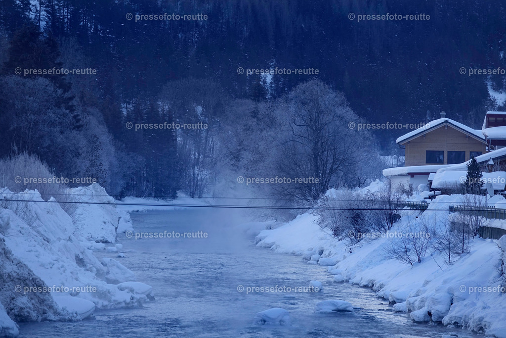 welltvi-Lechfluss-Winter_24Jan2019-Steeg_DSC2203 | Info aus dem Bezirk Reutte/Ausserfern Tirol sowie eine umfangreiche Bilddatenbank über die gesamte Region: Lechtal, Talkessel Reutte, Tannheimertal, Zwischentoren. Lech, Plansee, Zugspitze, Grenztunnel, B179, Fernpassstraße, Verkehr, Lawinen, Tradition, - Realisiert mit Pictrs.com