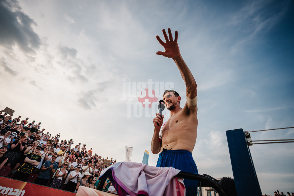 Beachvolleyball | Männer | Allianz German Beach Tour 2025 | Tourstop Bremen | 14.06.2025 | Bennet Poniewaz mit einer Ansprache an die Fans nach dem Sieg