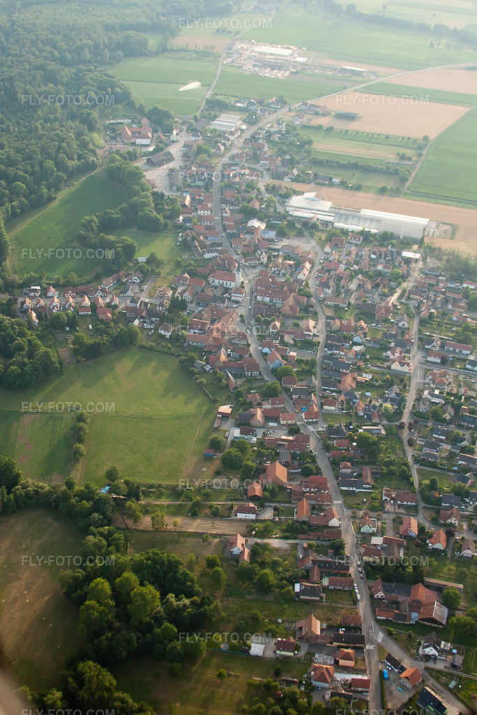 Aerial view: From the east in Niederrœdern in the state Bas-Rhin, France.Photo: IMG_30617.jpg taken on 07/09/2010 by Werner Riehm/FLY-FOTO.comResolution of the original: 3024 x 4536 px