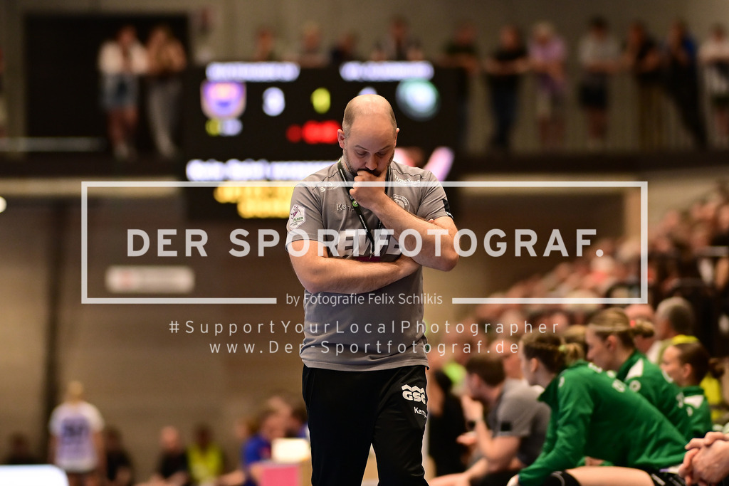 Handball I Frauen I Saison 2025-2026 I Play-Offs 5-11 I 3. Spieltag I Buxtehuder SV - VfL Oldenburg I 175967 | Schaut enttäuscht, betrübt, deprimiert, frustriert, geknickt, gekränkt, niedergeschlagen, unzufrieden, ernüchtert, schlecht gelaunt: Niels Bötel (VfL Oldenburg) - Realisiert mit Pictrs.com
