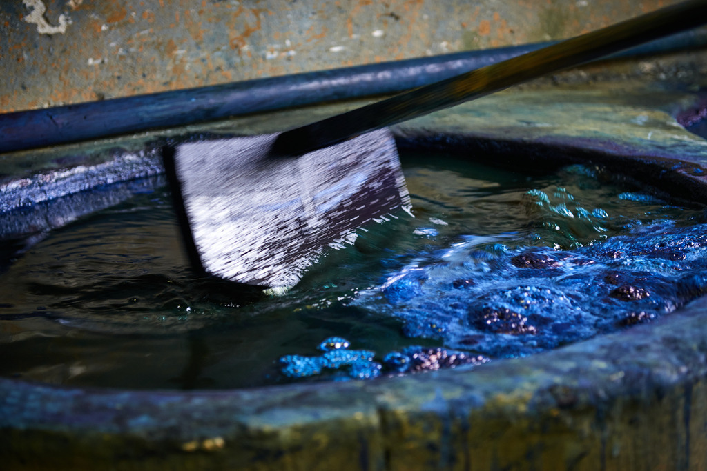 Farbbad zum Blaufaerben | Steinberg, Austria - September 25, 2013: Original Indigo Blaudruck Koo in Burgenland; Farbbad zum Blaufaerben. - Realisiert mit Pictrs.com