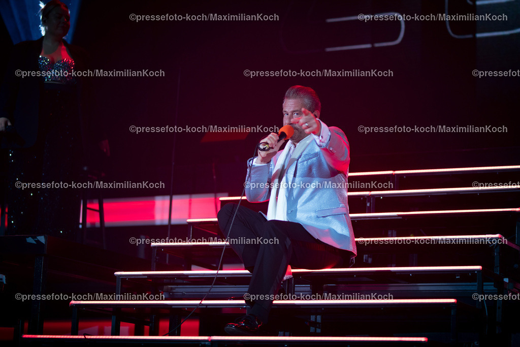 Due24052401057 | 24.05.2024, Düsseldorf, Mitsubishi Electric HALLE, Sänger Sasha (Sascha Röntgen-Schmitz) performt bei seinem Konzert - This Is My Time, Die Show - 