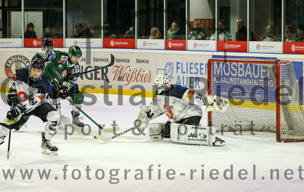 2024-01-26_118_TSV_Erding_gegen_HC_Landsberg | Erding, Deutschland, 26.01.2024:
Eishockey, Bayernliga Vorrunde 2023 / 2024, 28. Spieltag, TSV Erding gegen HC Landsberg, Endergebnis: 6:2

Michael Trox (Erding Gladiators, #86), Torwart Moritz Borst (HC Landsberg, #32)

Foto: Christian Riedel / fotografie-riedel.net