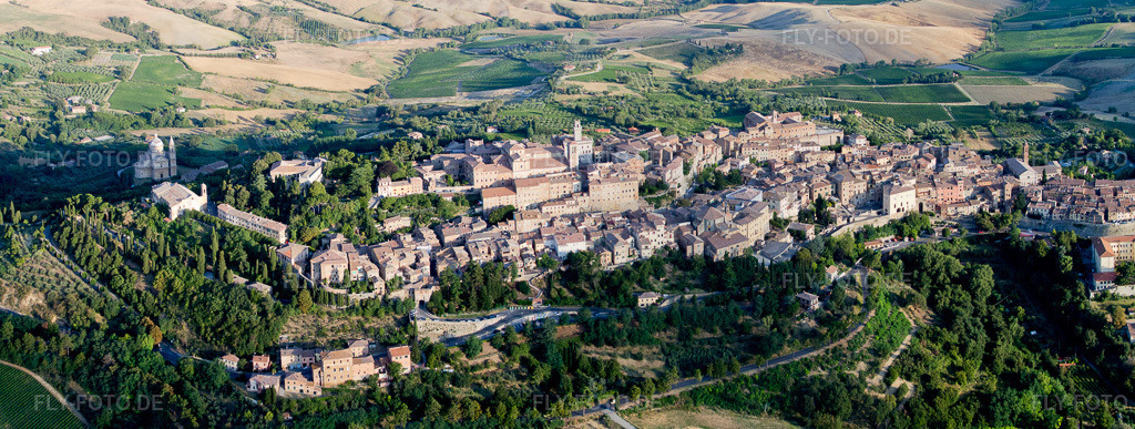 Luftbild: Panorama vom Ortsbereich und der Umgebung in Montepulciano im Bundesland Siena in Italien. Foto: IMG_43397-Bearbeitet.jpg vom 25.07.2011 durch Werner Riehm/FLY-FOTO.de – Auflösung des Originals: 7364 x 2783 px