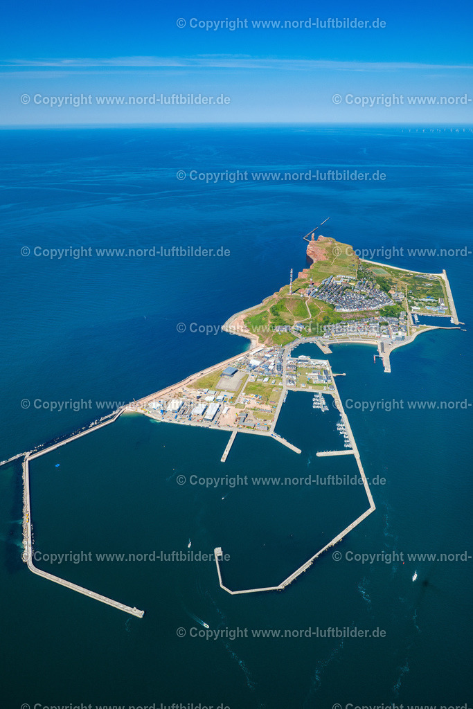 Helgoland_ELS_0038130822 | HELGOLAND 13.08.2022 Die Insel Helgoland in der Nordsee mit dem Hafengelände auf Helgoland im Bundesland Schleswig-Holstein. Weiterführende Informationen bei: Helgoland Tourismus-Service. // The island of Helgoland in the North Sea to the port area on Helgoland in Schleswig-Holstein. Further information at: Helgoland Tourismus-Service. Foto: Martin Elsen