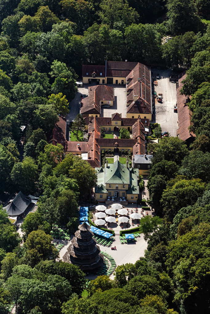 dr__0031222.jpg | MüNCHEN 09.08.2019 Der Chinesische Turm mit Biergarten im Englischen Garten in München Schwabing im Bundesland Bayern. Bei hochsommerlichen Temperaturen sind kaum Gäste an den Tischen und Sitzbänken in der Sonne zu sehen. Im Restaurant ist für eine Feier gedeckt. Der Chinesische Turm ist auch als Chinaturm oder Große Pagode bekannt. // The Chinese Tower beer garden in English Garden in Munich Schwabing in the state Bavaria. In high summer temperatures hardly any guests can be seen at the tables and benches in the sun. The restaurant is set for a celebration. Foto: Daniel Reiter