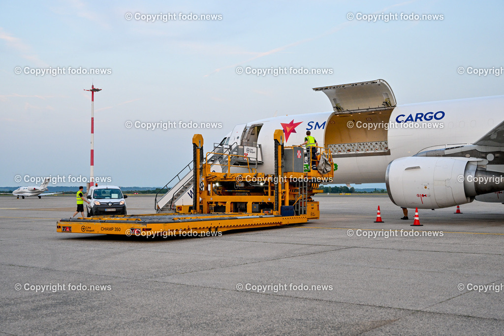 DHL Hoersching_ Warehouse_ Pakete_ Flugzeugbeladung_ 26.06.2023-51 | 26.06.2023, Linz Hoersching, AUT, DHL Hoersching, Warehouse, Flugzeugbeladung Pakete, im Bild Frachtflugzeug wird beladen