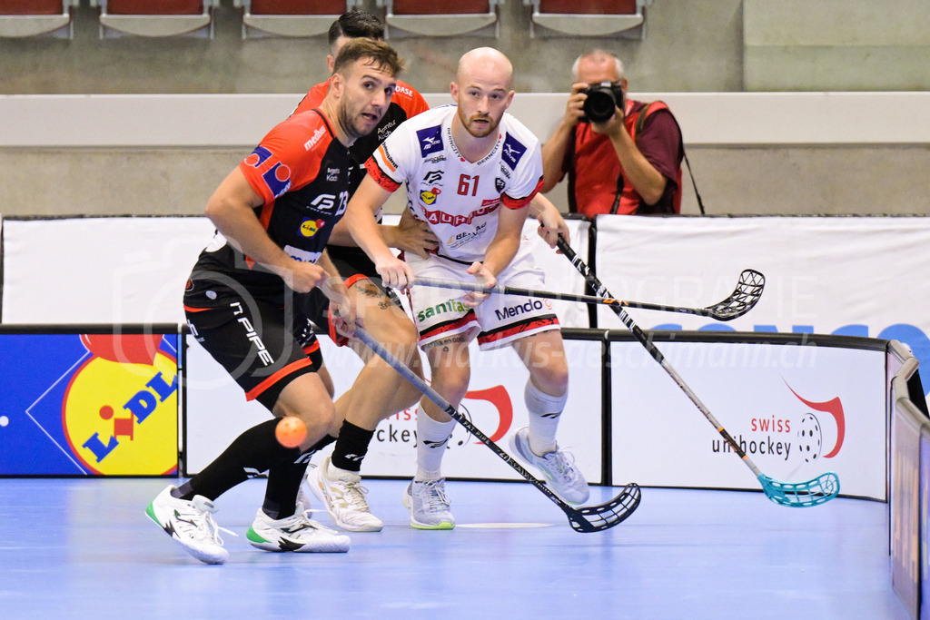 HC Rychenberg vs. Floorball Köniz - 28. August 2022 | HC Rychenberg vs. Floorball Köniz
AXA Arena, Winterthur
Tobias Studer (#23 HC Rychenberg) gegen Jan Zaugg (#61 Floorball Köniz).
Bild: Sportfotografie Markus Aeschimann | www.markus-aeschimann.ch - Realisiert mit Pictrs.com
