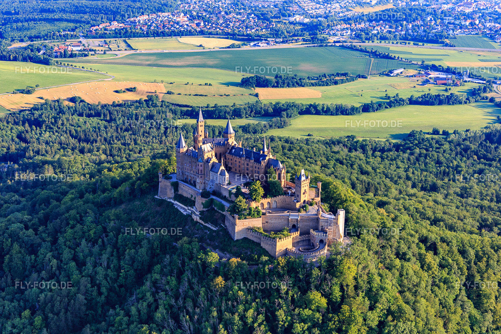 Burg Hohenzollern von Südosten https://burg-hohenzollern.com/de/ | Luftbild: Burg Hohenzollern von Südosten https://burg-hohenzollern.com/de/ im Ortsteil Zimmern in Bisingen im Bundesland Baden-Württemberg in Deutschland. Foto: IMG_148860.jpg vom 28.06.2025 durch Werner Riehm/FLY-FOTO.de - Realisiert mit Pictrs.com