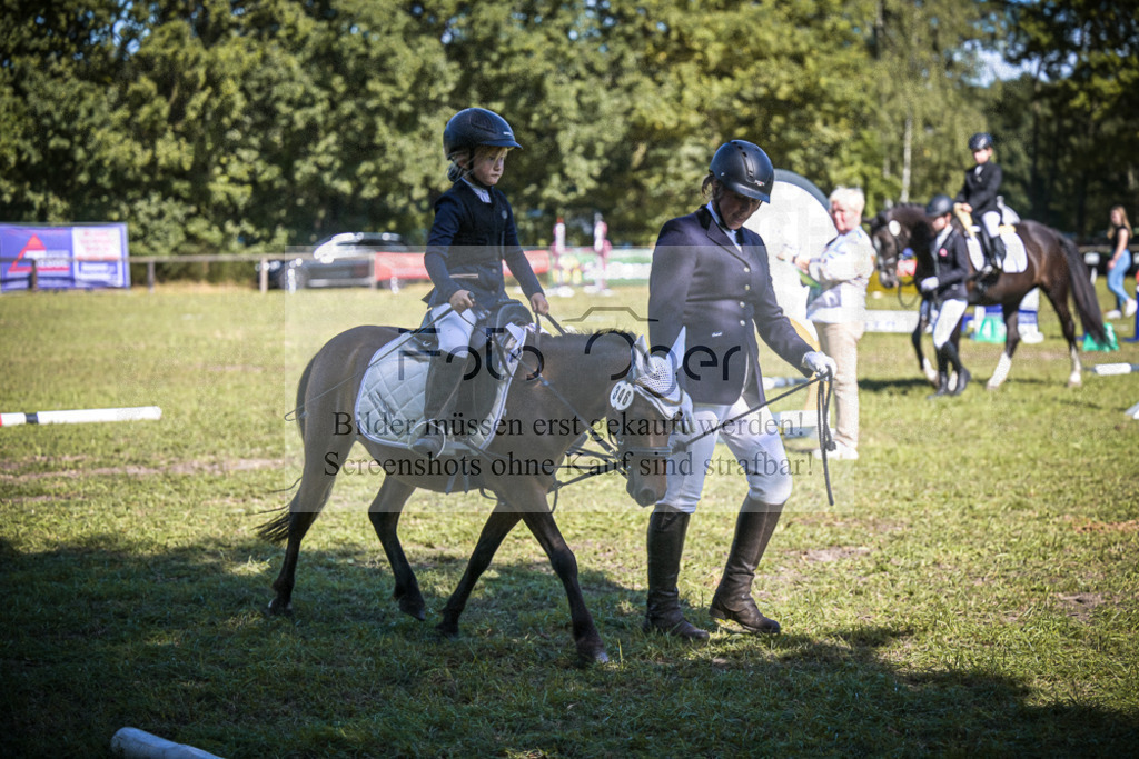 DOS_0082 | Entdecke hochwertige Reitturnierfotos von Foto Oger. Professionell, emotional und authentisch – jetzt Lieblingsmomente im Shop bestellen.Deutschlandweite Turnierfotografie. - Realisiert mit Pictrs.com