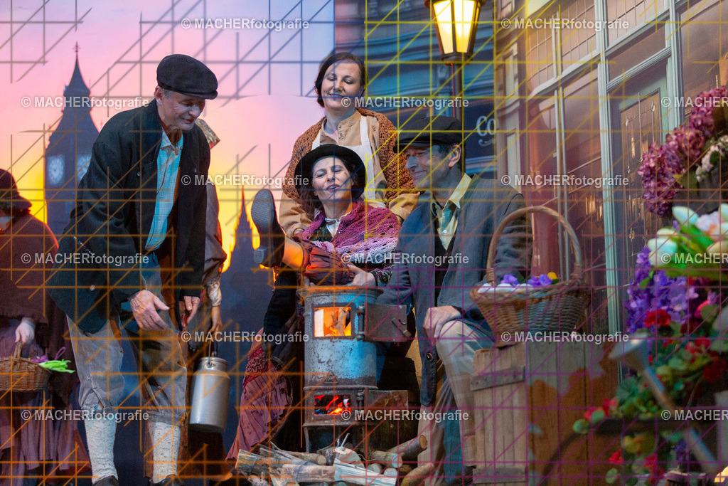 062_MFL-2025 | Portraitbilder von Regisseur; Darsteller; Techniker; Maske; Kostüme; Chor; Musiker; Bilderserie der Generalprobe und der Premierenvorstellung, Szenenbilder; Ausdrucksstudien; Bühnenüberblick; Bühnenkulissen; Pressefotos inkl. Redaktionsfoto Darstellergruppe.