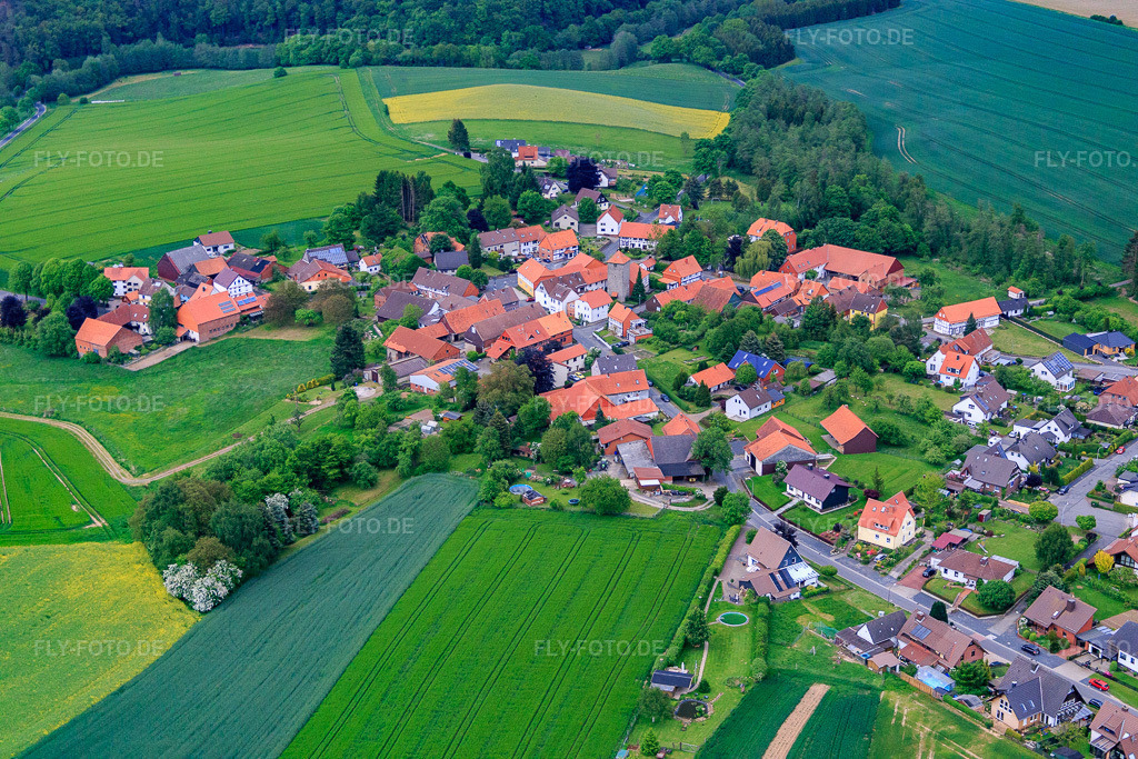 Luftbild: St. Nikolai Kirche Eberhausen im Ortsteil Eberhausen in Adelebsen im Bundesland Niedersachsen in Deutschland. Foto: IMG_079541.jpg vom 24.05.2015 durch Werner Riehm/FLY-FOTO.de