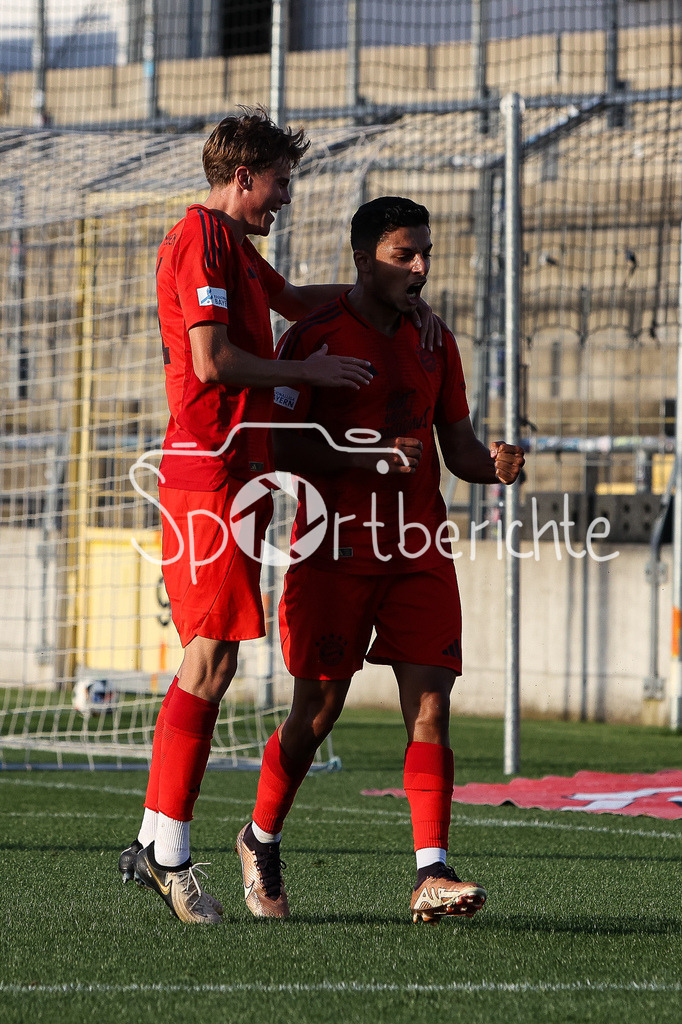 FC Bayern Amateure - SpVgg Ansbach | Jubel nach dem Treffer zum 2-0 durch Davide Dell`ERBA (FCB #7) / Freude / Tor / Torschuetze / Foulelfmeter