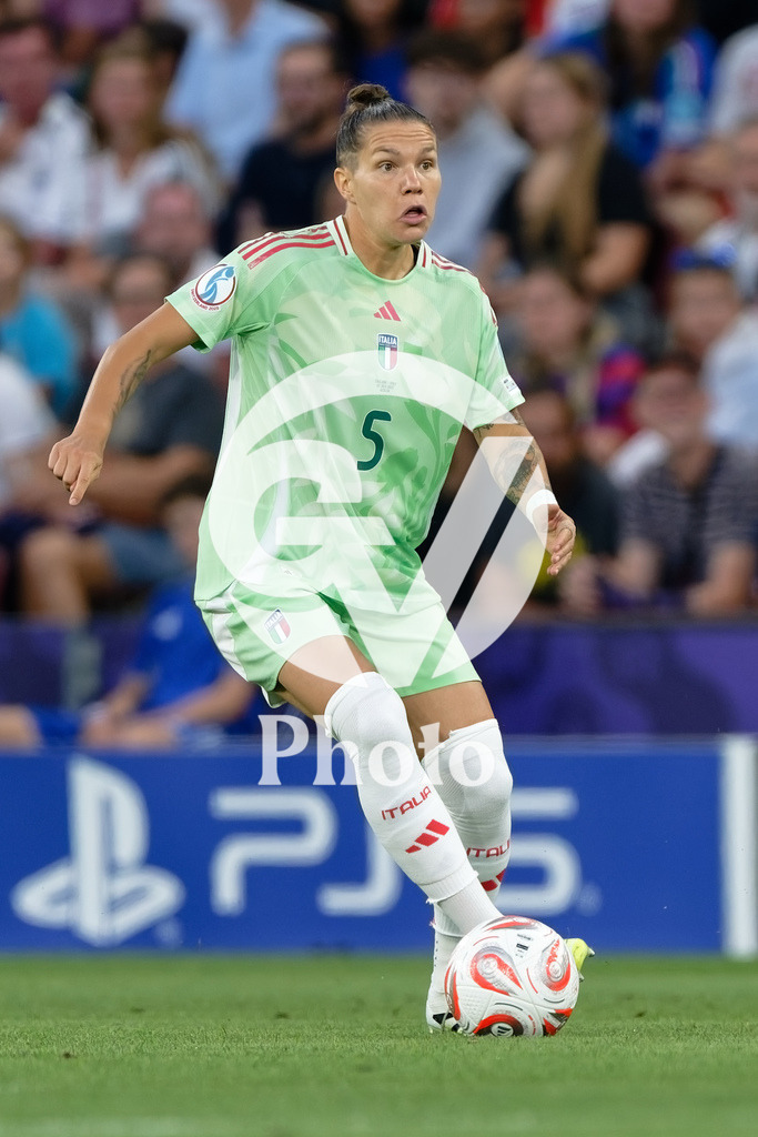 England v Italy - UEFA Women's EURO 2025 Semi-Final | GENEVA, SWITZERLAND - JULY 22:  Elena Linari of Italy controls the ball  during the UEFA Women's EURO 2025 Semi-Final match between England and Italy at Stade de Geneve on July 22, 2025 in Geneva, Switzerland. (Photo by Giuseppe Velletri/Sports Press Photo/Getty Images)