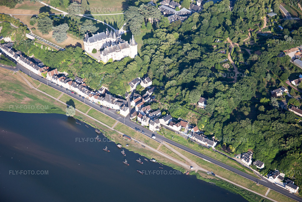 Aerial view: View of the town in Chaumont-sur-Loire in the state Loir et Cher, France. – Photo: IMG_081218.jpg taken on 06/19/2015 by Werner Riehm/FLY-FOTO.com – Resolution of the original: 5472 x 3648 px