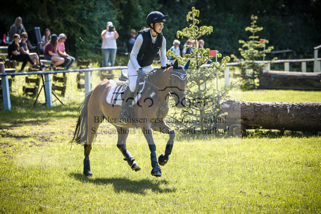 DOS_6555 | Entdecke hochwertige Reitturnierfotos von Foto Oger. Professionell, emotional und authentisch – jetzt Lieblingsmomente im Shop bestellen.Deutschlandweite Turnierfotografie. - Realisiert mit Pictrs.com