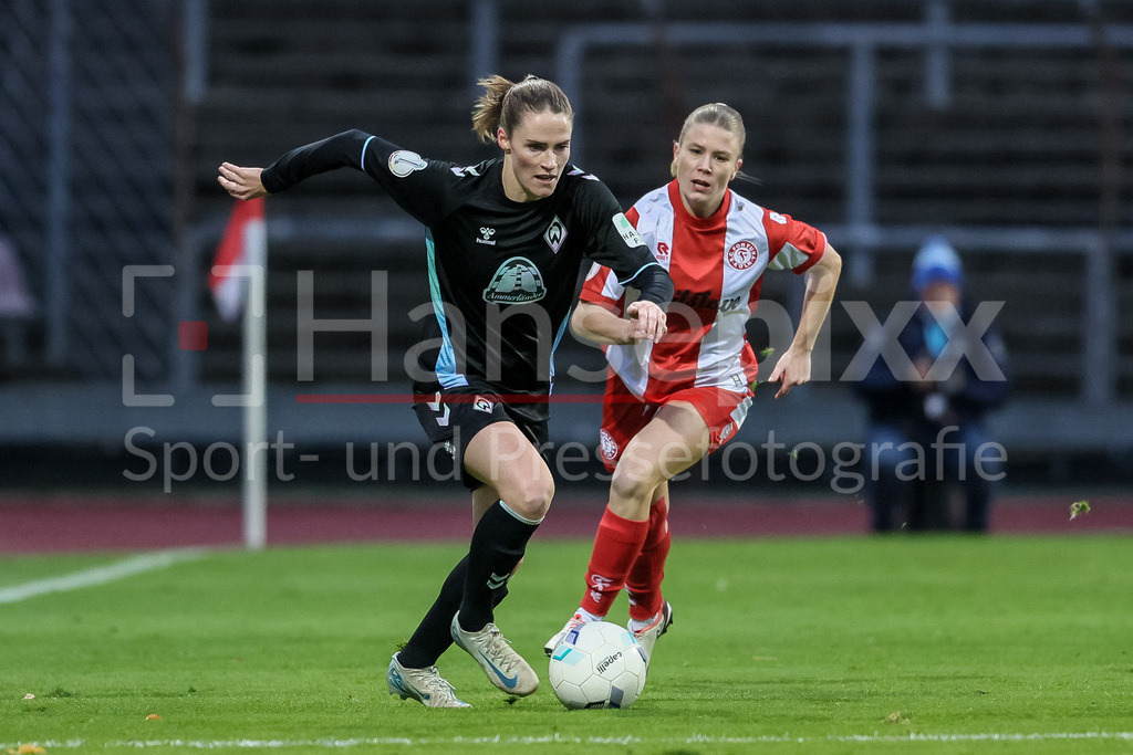 Fussball, DFB-Pokal Frauen, SC Fortuna Köln - SV Werder Bremen | v.li.: Reena Wichmann (SV Werder Bremen, 6) und Annika Boden (SC Fortuna Köln, 3) im Zweikampf, Duell, Dynamik, Aktion, Action, Spielszene, DIE DFB-RICHTLINIEN UNTERSAGEN JEGLICHE NUTZUNG VON FOTOS ALS SEQUENZBILDER UND/ODER VIDEOÄHNLICHE FOTOSTRECKEN. DFB REGULATIONS PROHIBIT ANY USE OF PHOTOGRAPHS AS IMAGE SEQUENCES AND/OR QUASI-VIDEO.