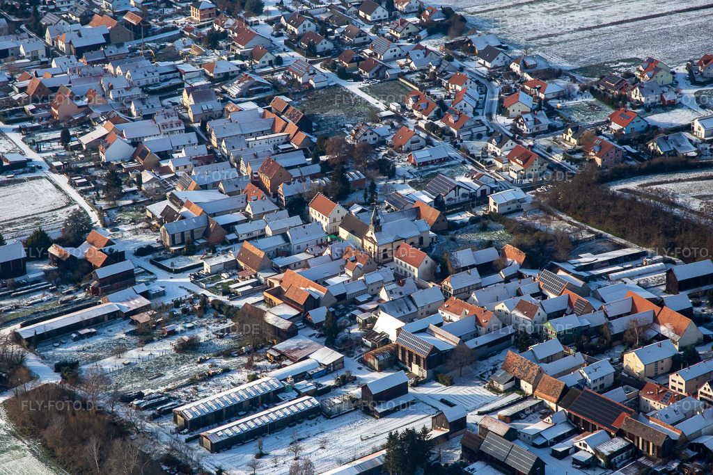 Luftbild: Kirche St. Antonius im Winter bei Schnee in Herxheimweyher im Bundesland Rheinland-Pfalz in Deutschland. Foto: IMG_135501.jpg vom 16.12.2022 durch Werner Riehm/FLY-FOTO.de