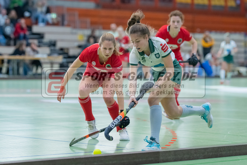 HK_20230108_102549 | 1. Bundesliga ( Halle ) Damen Crefelder HTC - Uhlenhorst Mülheim am 8.1.2023 Crefelder HTC  ( CHTC ), Krefeld , Michler Nele ( Crefelder HTC #77 ) , Carla Schrafen ( Uhlenhorst Mülheim #18 )