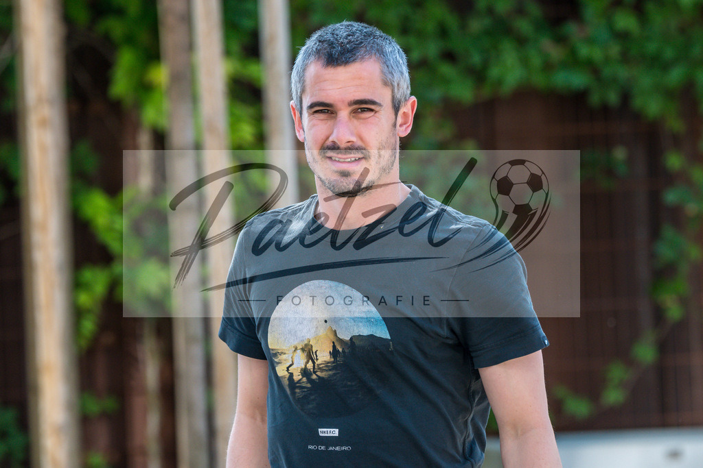 TRASVW20200521_0069 | Fussball, Herren: Fin Bartels (Werder Bremen) schaut bei der Ankunft am wohninvest Weserstadion am 21.05.2020 in Bremen, Deutschland. - Realisiert mit Pictrs.com