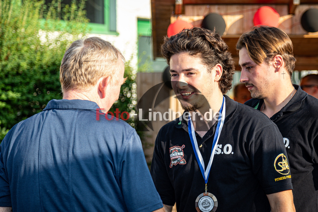 Miners Fanclub Sommerfest | Miners Fanclub Sommerfest, Miners Fanclub Sommerfest, 20240720,Ehrung Sinan Ondörtoglu durch Frank Butz (BEV Eishockey Obmann),2024-07-20 in Peißenberg (Eissation)Copyright: WolfgangxLindner www.foto-lindner.de