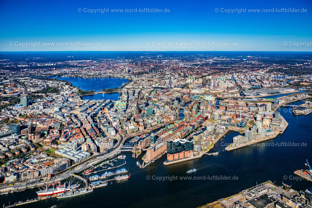 Hamburg_Hafen_Panorama_bis_Alster_ELS_4712060425 | HAMBURG 06.04.2025 Stadtansicht am Ufer des Flußverlaufes der Norderelbe im Ortsteil HafenCity mit der Elbphilharmonie in Hamburg, Deutschland. // City view on the banks of the river course of the Norderelbe in the district HafenCity with the Elbphilharmonie in Hamburg, Germany. Foto: Martin Elsen