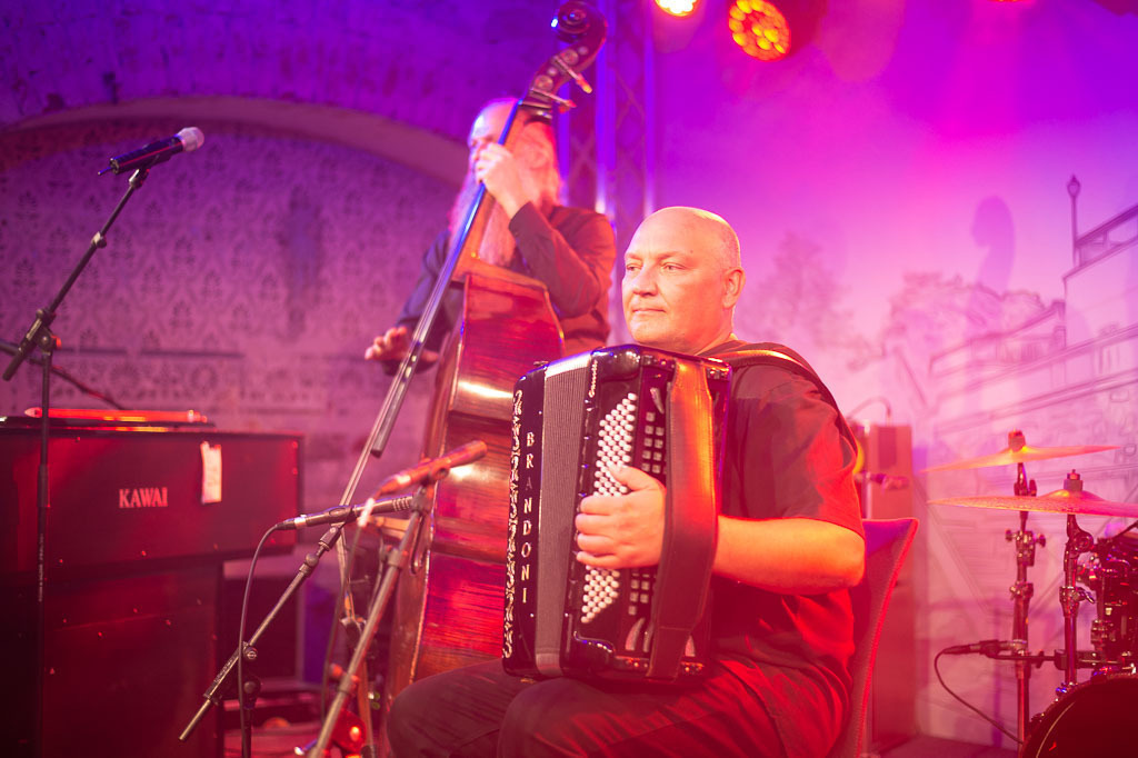 Tango meets Cuba | Tango meets Cuba mit den Klazz Brothers & Cuba Percussion im Forte Belvedere Leisnig zum Festival Hallo Leisnig 2022. - Realisiert mit Pictrs.com