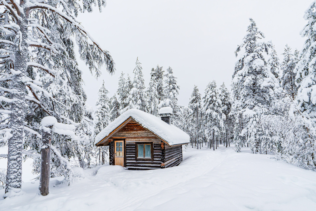 Landschaft im Winter mit Blockhütte und Wald in Äkäslompolo, Finnland | Landschaft im Winter mit Blockhütte und Wald in Äkäslompolo, Finnland.