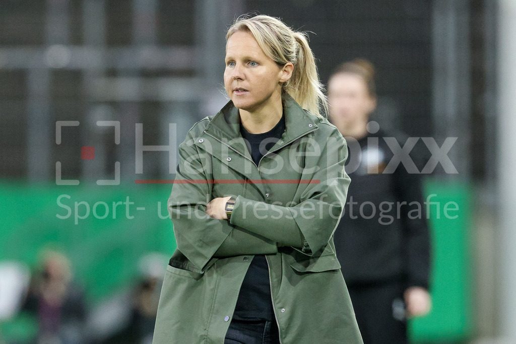 Fussball, DFB-Pokal Frauen, SGS Essen - SV Werder Bremen | Friederike Kromp (Fritzy Kromp, Trainerin, Cheftrainerin, SV Werder Bremen) Portrait, Nahaufnahme, Einzelfoto, Einzelbild, DIE DFB-RICHTLINIEN UNTERSAGEN JEGLICHE NUTZUNG VON FOTOS ALS SEQUENZBILDER UND/ODER VIDEOÄHNLICHE FOTOSTRECKEN. DFB REGULATIONS PROHIBIT ANY USE OF PHOTOGRAPHS AS IMAGE SEQUENCES AND/OR QUASI-VIDEO.