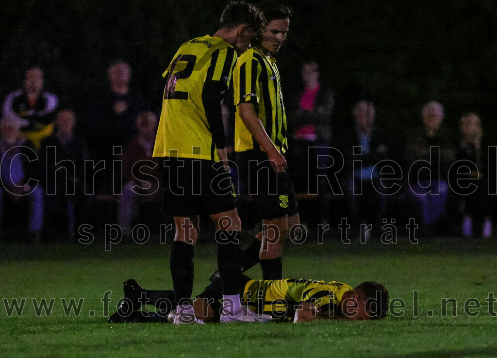 2023-09-15_044_FC_Moosinning_gegen_SV_Waldperlach | Moosinning, Deutschland, 15.09.2023:
Fußball, Bezirksliga Oberbayern Ost 2023 / 2024, 9. Spieltag, FC Moosinning gegen SV Waldperlach, Endergebnis: 0:1

Benedikt Rösl (FC Moosinning, #12), Thomas Auerweck (FC Moosinning, #19), Fehmi Bagci (FC Moosinning, #2)

Foto: Christian Riedel / fotografie-riedel.net