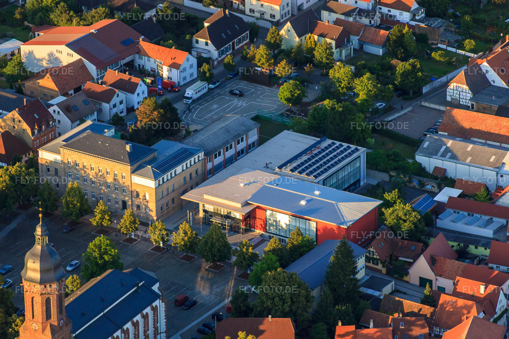 Luftbild: renovierte Stadthalle am Marktplatz in Kandel im Bundesland Rheinland-Pfalz in Deutschland. Foto: IMG_51161.jpg vom 22.07.2012 durch Werner Riehm/FLY-FOTO.de