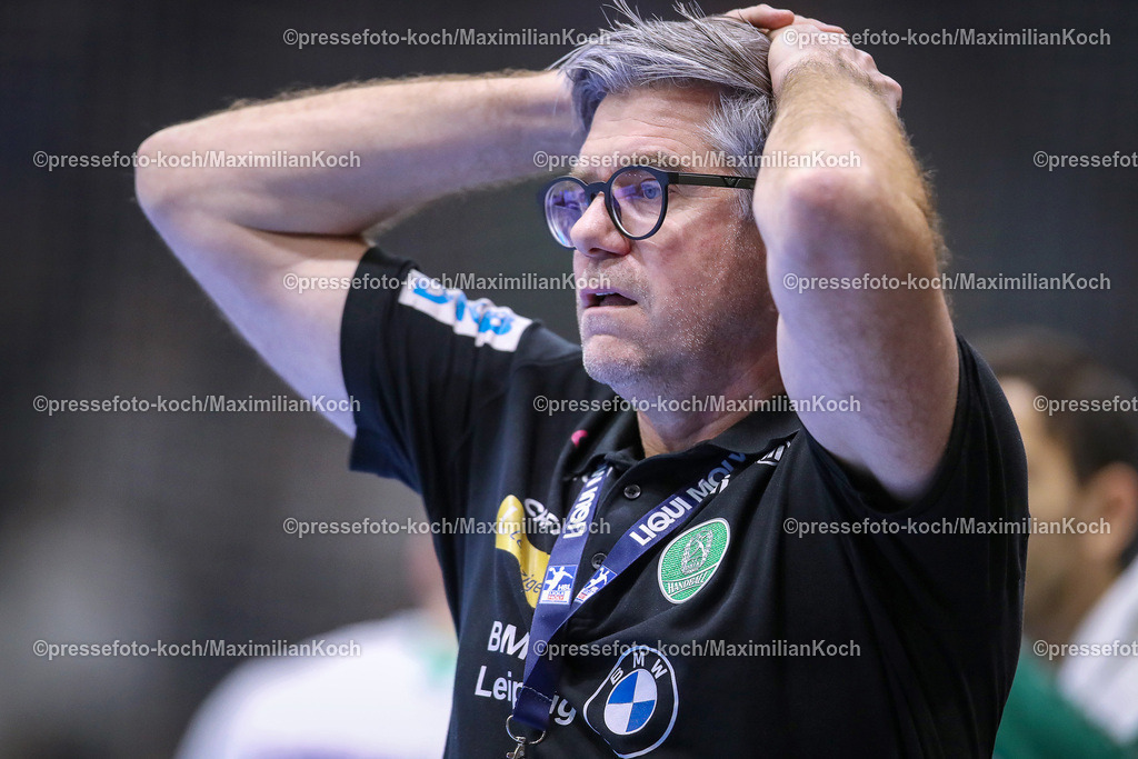 Gum1HBL19022401059 | 19.02.2024, Gummersbach, Handball, Liqui Moly Bundesliga, Schwalbe-Arena, VfL Gummersbach - SC DHfK Leipzig: Sichtlich unzufrieden bei der Niederlage - Headcoach Trainer Runar Sigtryggsson (SC DHFK Leipzig) steht gestikulierend am Spielfeldrand und rauft sich die Haare