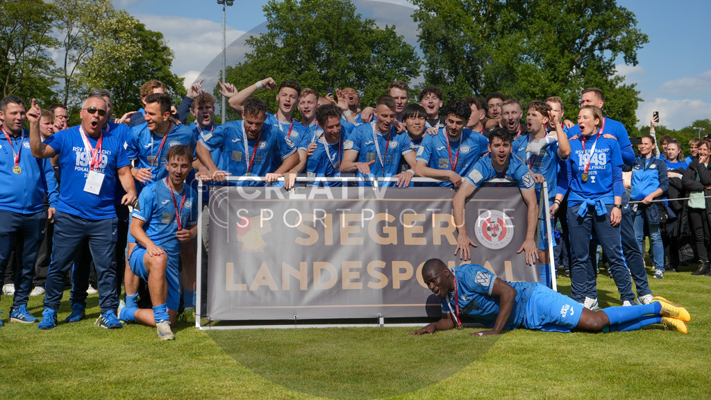 Fußball, Herren, Saison 2024/2025, Finaltag der Amateure 2025, Landespokal Brandenburg, Finale, VfB 1921 Krieschow vs. RSV Eintracht 1949, Samstag 24.05.2025, Volksparkstadion Neuruppin, | Fußball, Herren, Saison 2024/2025, Finaltag der Amateure 2025, Landespokal Brandenburg, Finale, VfB 1921 Krieschow vs. RSV Eintracht 1949, Samstag 24.05.2025, Volksparkstadion Neuruppin, Im Bild: Jubelfoto der gesamten Mannschaft des RSV Einttracht 1949 - Realisiert mit Pictrs.com