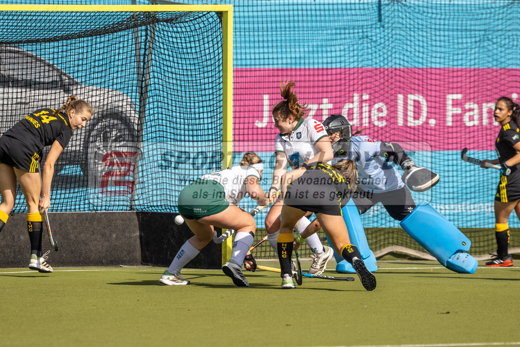MJ_01.10.2023_F_UHTC-HTHC-43 | Katharina Kiefer (Harvestehuder THC #33), Anne Mertens (Uhlenhorst Mülheim #8), Elena Clococeanu (Uhlenhorst Mülheim #24), Finja Stark (Uhlenhorst Mülheim #9) &amp; Lene Bunjes (Harvestehuder THC #14), Uhlenhorst Mülheim - Harvestehuder THC am 1.10.2023 im Waldstadion, Mülheim a. d. Ruhr