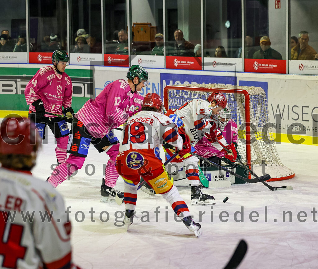 2025-10-24_090_TSV_Erding_gegen_Deggendorfer_SC | Erding, Deutschland, 24.10.2025:Eishockey, Oberliga Süd 2025 / 2026, 11. Spieltag, TSV Erding gegen Deggendorfer SC, Endergebnis: 2:4Jesse Kauhanen (Erding Gladiators, #4), Elia Ostwald (Erding Gladiators, #17), Julian Elsberger (Deggendorfer SC, #19), Torwart Leon Meder (Erding Gladiators, #39)Foto: Christian Riedel / fotografie-riedel.net