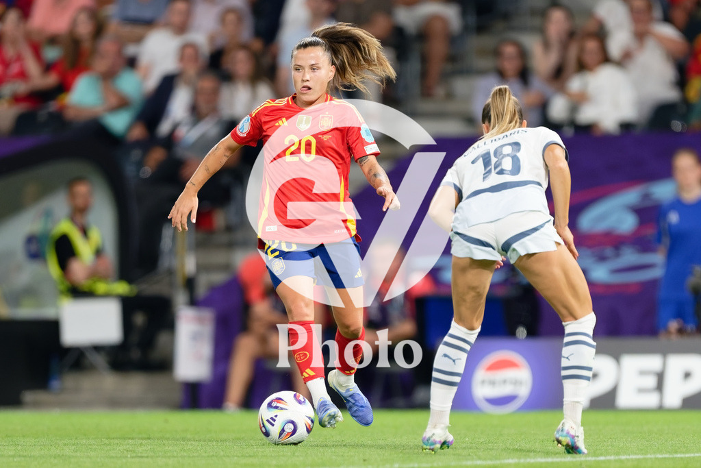 Spain v Switzerland - UEFA Women's EURO 2025 Quarter-Final | BERN, SWITZERLAND - JULY 18: Claudia Pina of Spain (L)  controls the ball  under pressure from Viola Calligaris of Switzerland (R) during the UEFA Women's EURO 2025 Quarter-Final match between Spain v Switzerland at Stadion Wankdorf on July 18, 2025 in Bern, Switzerland. (Photo by Giuseppe Velletri/Sports Press Photo/Getty Images)