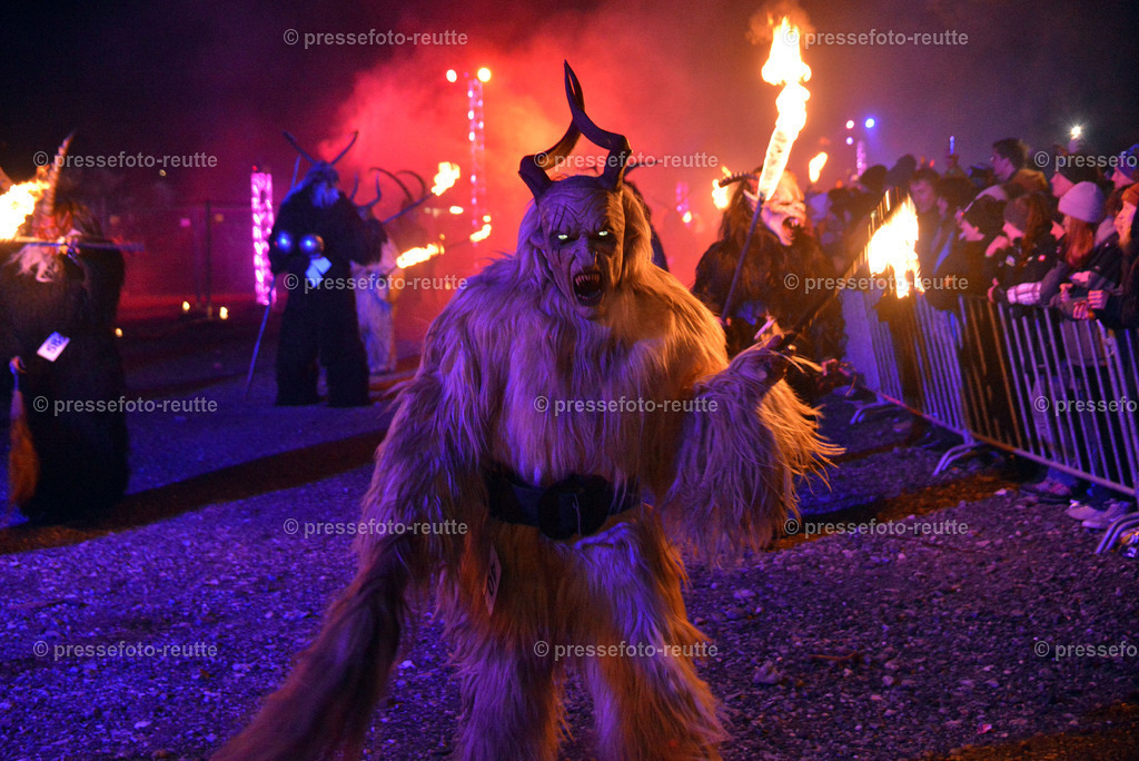 news-2022-Dez03-Krampusumzug-Reutte-WTV_5924 | Info aus dem Bezirk Reutte/Ausserfern Tirol sowie eine umfangreiche Bilddatenbank über die gesamte Region: Lechtal, Talkessel Reutte, Tannheimertal, Zwischentoren. Lech, Plansee, Zugspitze, Grenztunnel, B179, Fernpassstraße, Verkehr, Lawinen, Tradition, - Realisiert mit Pictrs.com