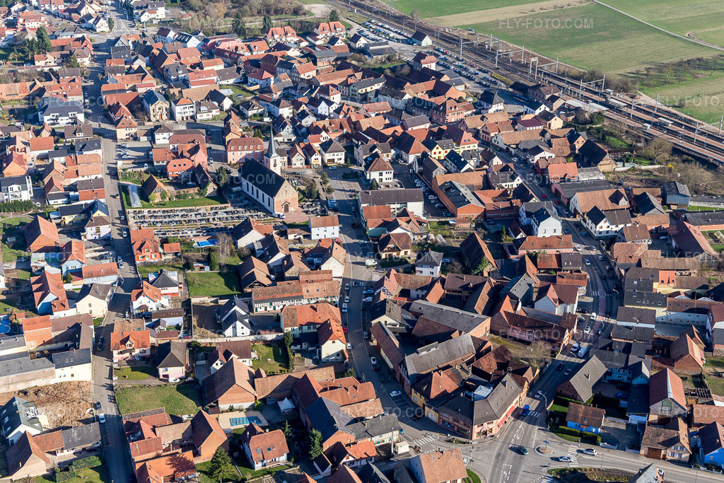 Aerial view: Village view in Mommenheim in the state Bas-Rhin, France. – Photo: IMG_097618.jpg taken on 03/16/2017 by Werner Riehm/FLY-FOTO.com – Resolution of the original: 5472 x 3648 px
