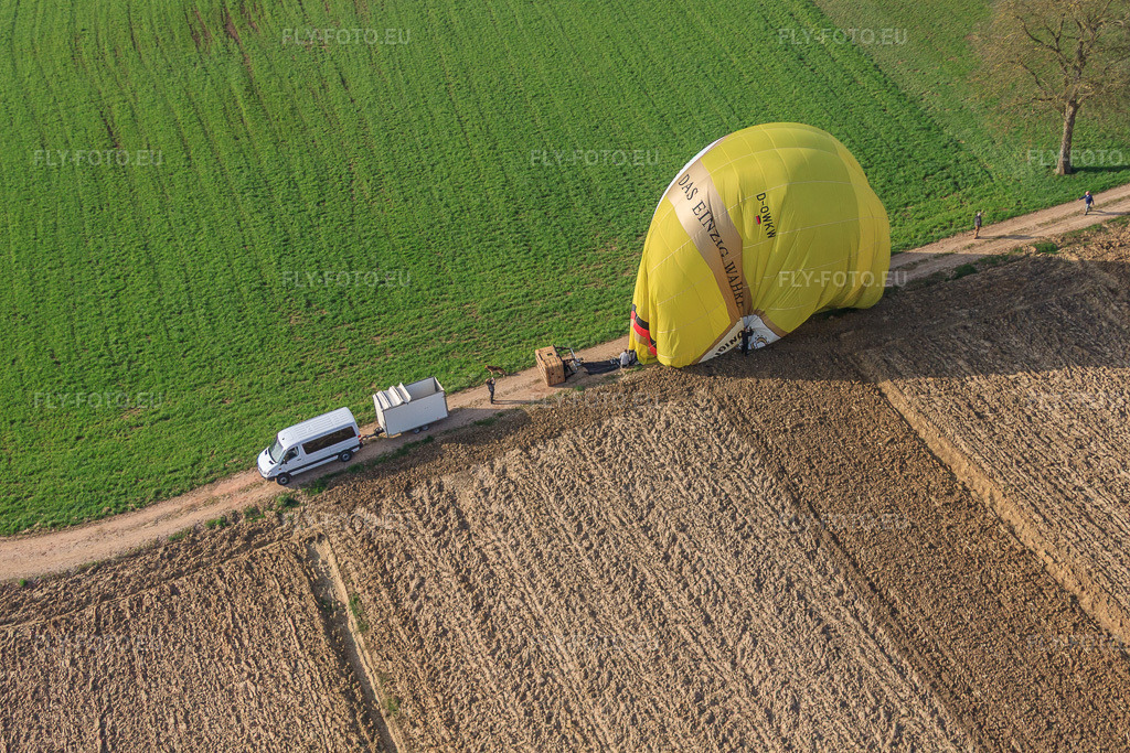 Vue aérienne: Atterrissage de la montgolfière D-OWKW sur un chemin de terre à Gunstett dans le département Bas Rhin, France – .Photo: IMG_63782.jpg prise le 30/03/2014 par Werner Riehm/FLY-FOTO.eu – Résolution de l'original: 4752 x 3168 px