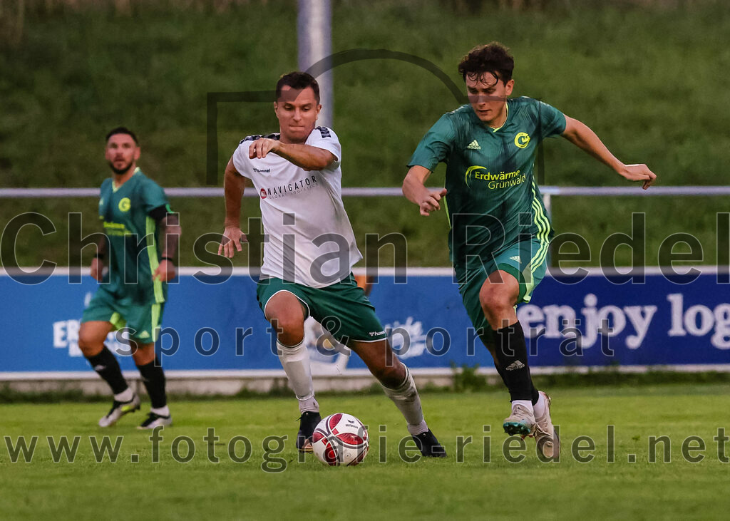 2023-09-01_074_FC_Schwaig_gegen_TSV_Gruenwald | Oberding, Deutschland, 01.09.2023:
Fußball, Landesliga Südost 2023 / 2024, 9. Spieltag, FC Schwaig gegen TSV Grünwald, Endergebnis: 3:1

Vincent Sommer (FC Schwaig, #10), Fabian Traub (TSV Grünwald, #17)

Foto: Christian Riedel / fotografie-riedel.net