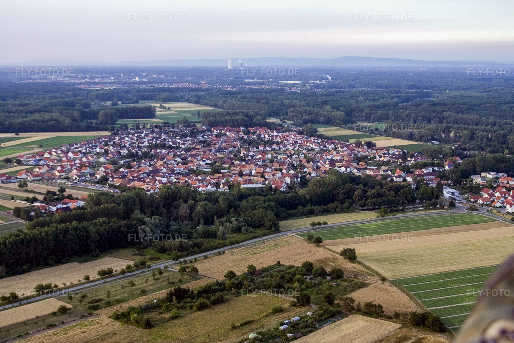 Luftbild: Dorf von Südwesten in Hördt im Bundesland Rheinland-Pfalz in Deutschland. Foto: IMG_3341.jpg vom 04.07.2006 durch Werner Riehm/FLY-FOTO.de