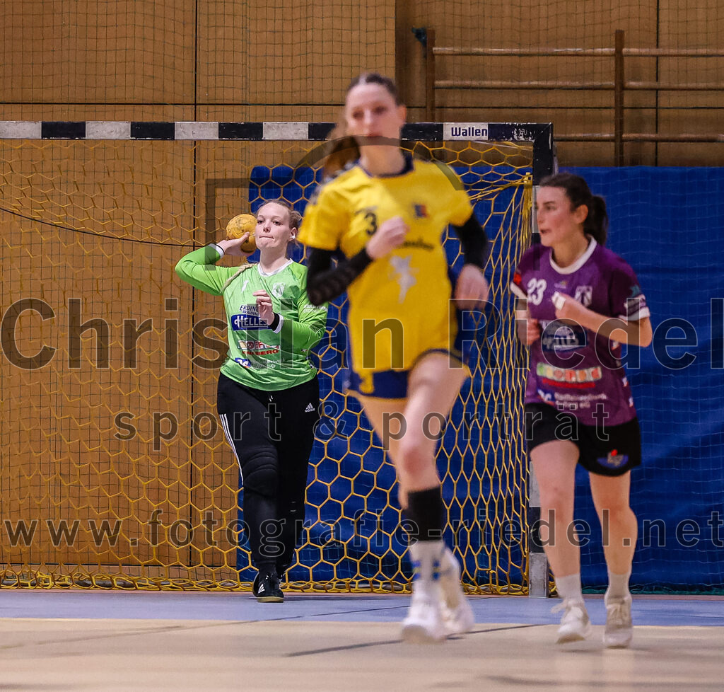 2025-02-15_050_SpVgg_Altenerding_gegen_MTV_Pfaffenhofen | Erding, Deutschland, 15.02.2025:Handball, Bezirksoberliga Frauen Altbayern 2024 / 2024, 14. Spieltag, SpVgg Altenerding gegen MTV Pfaffenhofen, Endergebnis: 27:23Torfrau Hanna Obermair (SpVgg Altenerding, #1), Lene Köhn (MTV Pfaffenhofen, #3), Katharina Künstner (SpVgg Altenerding, #23)Foto: Christian Riedel / fotografie-riedel.net