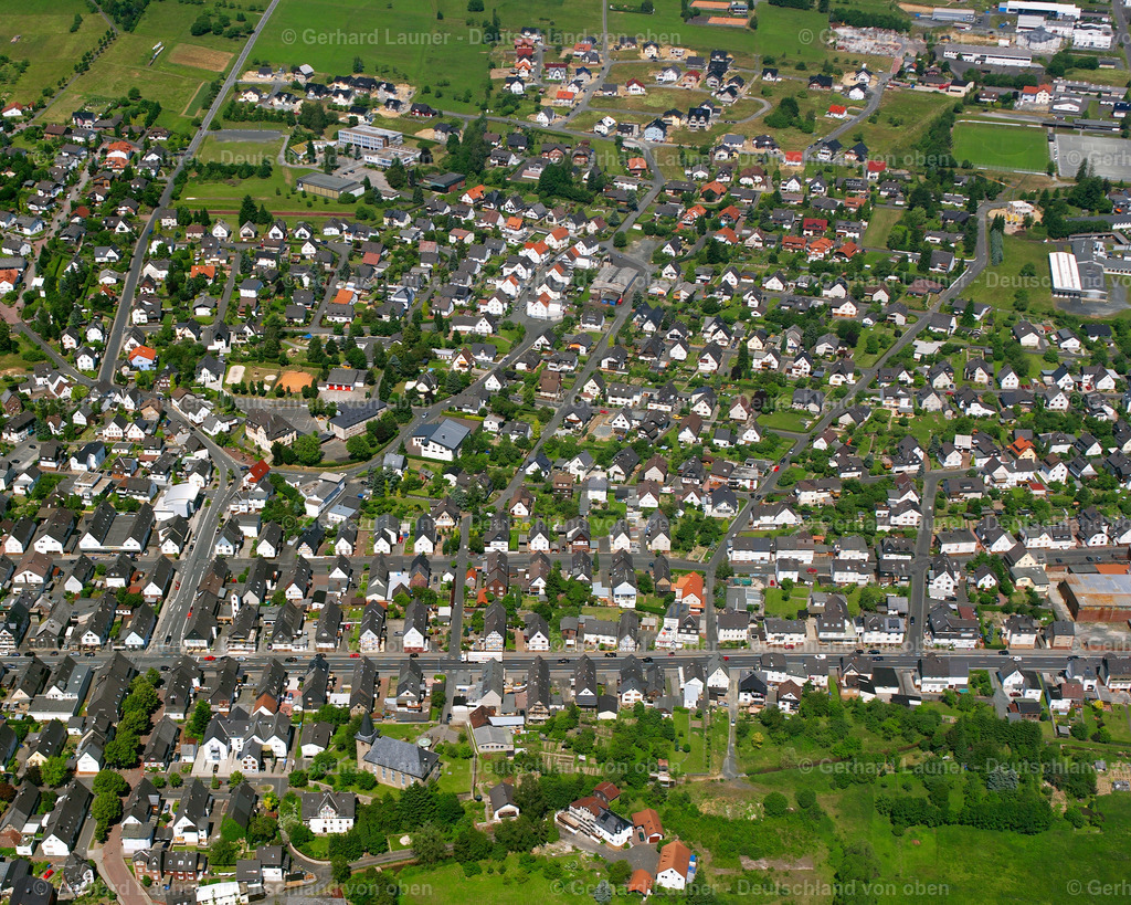 2610578 | FROHNHAUSEN 09.06.2006 Wohngebiet einer Einfamilienhaus- Siedlung  in Frohnhausen im Bundesland Hessen, Deutschland // Single-family residential area of settlement  in Frohnhausen in the state Hesse, Germany Foto: Gerhard Launer