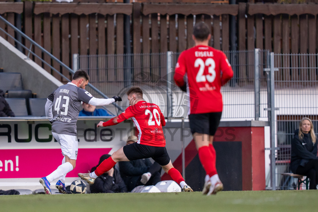 SG Sonnenhof Grossaspach vs. SSV Ulm 1846 Fussball, Fussball, WFV-Pokal, Viertelfinale, 01.04.2026 | Zweikampf zwischen Leon Dajaku (SSV Ulm 1846 Fussball, #43) und Leon Maier (SG Sonnenhof Grossaspach, #20),SG Sonnenhof Grossaspach vs. SSV Ulm 1846 Fussball, Fussball, WFV-Pokal, Viertelfinale, 01.04.2026