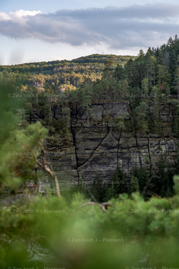Unterer_Fremdenweg_Nahe_Suedlicher_Gleitmannsturm_Turm_Felswand | 2022-08-30_Waldbrandgebiete_1 - Realisiert mit Pictrs.com