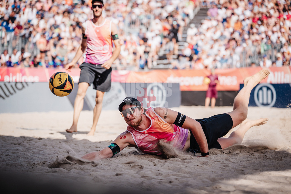 Beachvolleyball | Männer | Deutsche Meisterschaften 2025 Timmendorfer Strand | 07.09.2025 | Nils Ehlers springt zum Ball